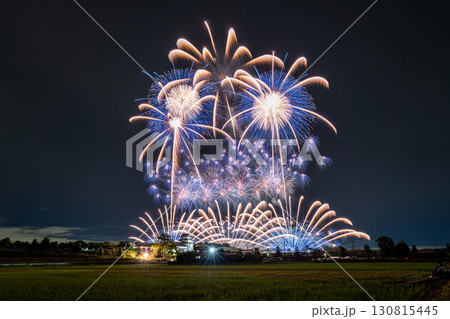 《千葉県》利根川花火大会と関宿城・千葉県野田市側から撮影 130815445