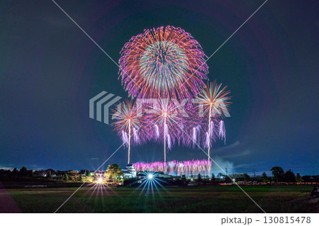 《千葉県》利根川花火大会と関宿城・千葉県野田市側から撮影 130815478