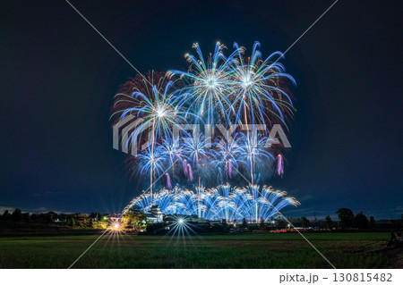 《千葉県》利根川花火大会と関宿城・千葉県野田市側から撮影 130815482