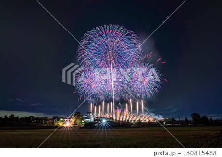 《千葉県》利根川花火大会と関宿城・千葉県野田市側から撮影 130815488