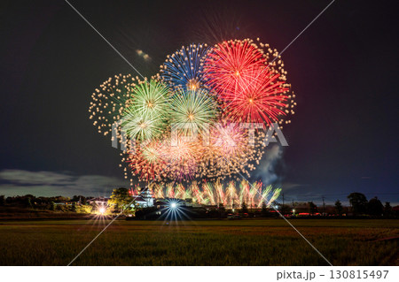 《千葉県》利根川花火大会と関宿城・千葉県野田市側から撮影 130815497