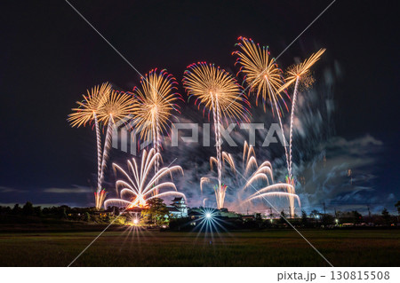 《千葉県》利根川花火大会と関宿城・千葉県野田市側から撮影 130815508