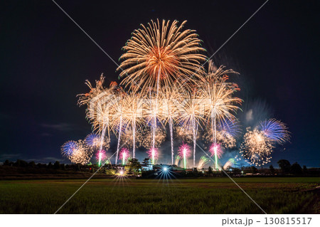 《千葉県》利根川花火大会と関宿城・千葉県野田市側から撮影 130815517
