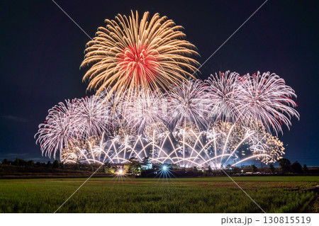 《千葉県》利根川花火大会と関宿城・千葉県野田市側から撮影 130815519