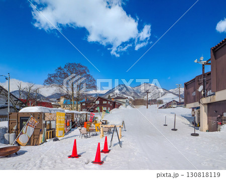 スキー場のゲレンデ脇にある屋外レストランと雪山 (長野県、白馬、栂池高原) 130818119