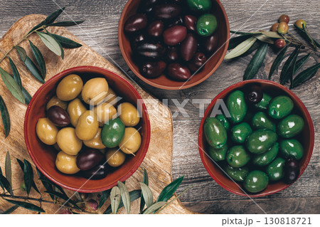 a mixture of olives, varieties of chalkidiki, Verdi giganti and Kalamata, in a bowl, top view, no people, 130818721