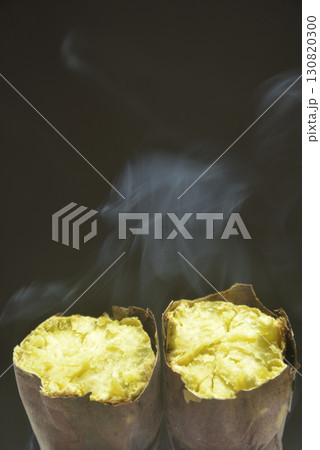 湯気が立ち昇る石焼き芋 湯気が立ち昇る石焼き芋 130820300