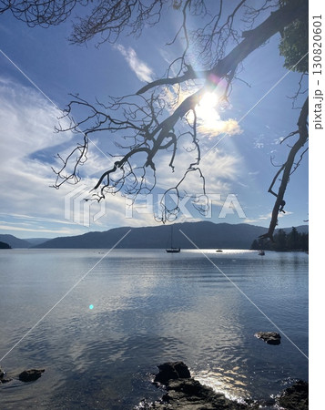 晴れた日の湖 130820601