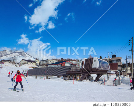 山麓のスキーリフト乗り場とゲレンデ風景 (長野県、白馬、栂池高原) 130820806