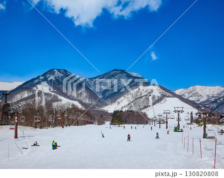 青空の下で多くのスキーヤーやスノーボーダーで賑わうスキー場 (長野県、白馬、栂池高原) 青空の下で多くのスキーヤーやスノーボーダーで賑わうスキー場 (長野県、白馬、栂池高原) 130820808