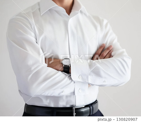 白いシャツと腕時計を身に着けた男性が腕組みをしているビジネスシーン 白いシャツと腕時計を身に着けた男性が腕組みをしているビジネスシーン 130820907