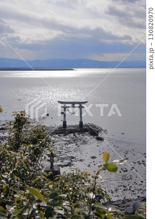 熊本県　海に浮かぶ鳥居の永尾神社 130820970