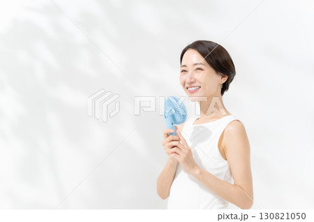 ハンディファンで涼む女性	 130821050