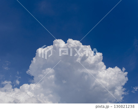 青空に立ち昇る積乱雲 青空に立ち昇る積乱雲 130821238