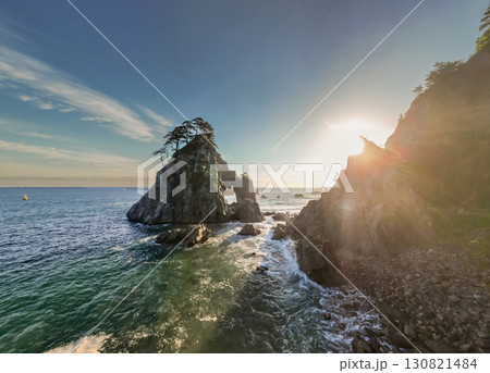 「岩手県」朝日を浴びる小袖海岸のつりがね洞 久慈市 「岩手県」朝日を浴びる小袖海岸のつりがね洞 久慈市 130821484
