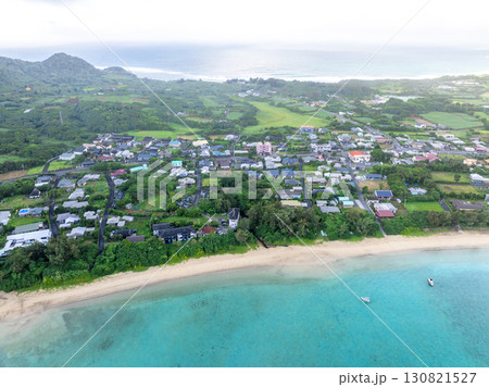 赤尾木海岸(手前)とビラ・ビーチ(奥) (鹿児島県 奄美大島) 赤尾木海岸(手前)とビラ・ビーチ(奥) (鹿児島県 奄美大島) 130821527