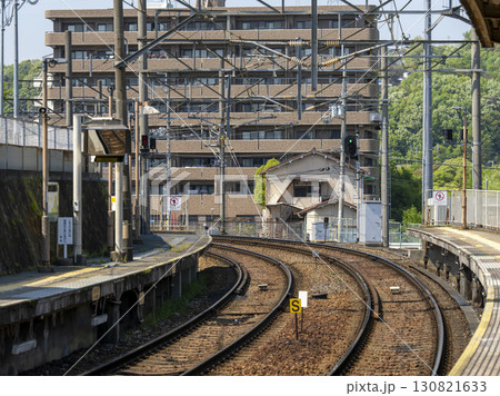カーブに設置された能勢電鉄の滝山駅 カーブに設置された能勢電鉄の滝山駅 130821633