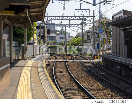 カーブに設置された能勢電鉄の滝山駅 カーブに設置された能勢電鉄の滝山駅 130821634