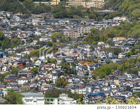 山の斜面に造成された住宅街の風景 130821654