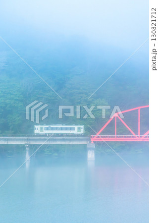 北上線　朝靄の錦秋湖を行くキハ100 ～第二和賀川橋梁～ 130821712