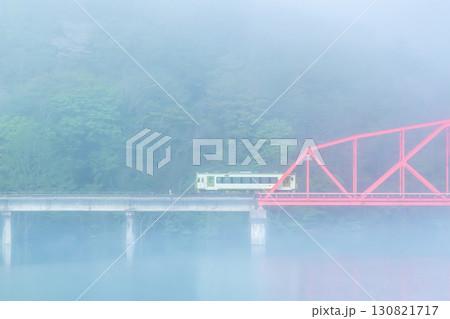 北上線　朝靄の錦秋湖を行くキハ100 ～第二和賀川橋梁～ 130821717