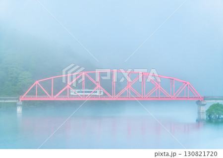 北上線　朝靄の錦秋湖を行くキハ100 ～第二和賀川橋梁～ 130821720
