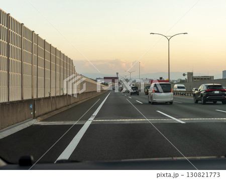 夕暮れの近畿自動車道 130821773