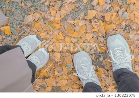 秋のイチョウとお揃いのスニーカー 130822079