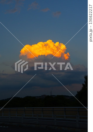 夕焼け色に染まる入道雲 130822217