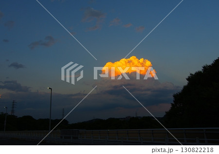 夕焼け色に染まる入道雲 130822218