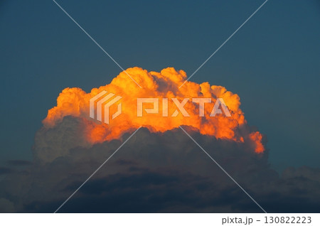 夕焼け色に染まる入道雲 130822223