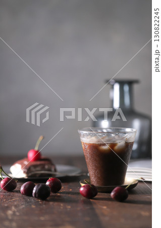 アイスコーヒーとケーキのおやつ アイスコーヒーとケーキのおやつ 130822245