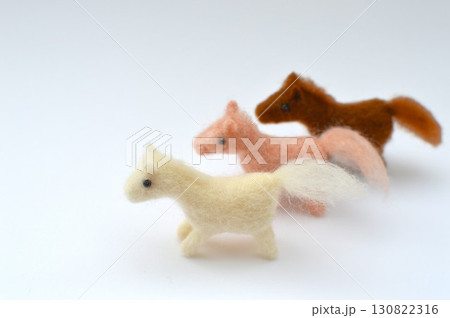 羊毛フェルトの三匹の馬が並ぶ　　 130822316