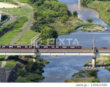 緑に覆われた猪名川を渡る阪急宝塚線の電車 緑に覆われた猪名川を渡る阪急宝塚線の電車 130822480