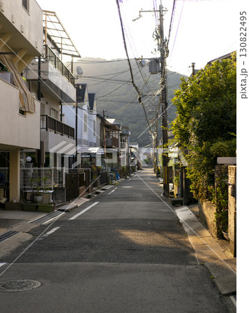 朝日に照らされた住宅街 130822495