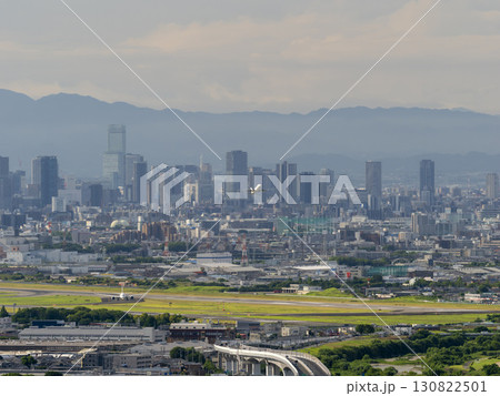伊丹空港を離陸する航空機と大阪の都市景観 130822501