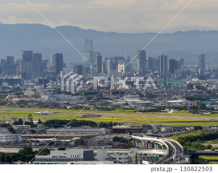 伊丹空港を離陸する航空機と大阪の都市景観 伊丹空港を離陸する航空機と大阪の都市景観 130822503