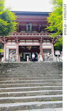 蔵馬寺の山門と参拝者 130822525