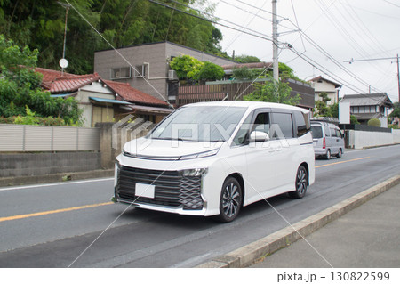 ワンボックスカー ミニバン 道路走行中 130822599