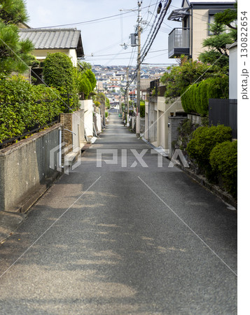 斜面に建ち並ぶ住宅地 130822654
