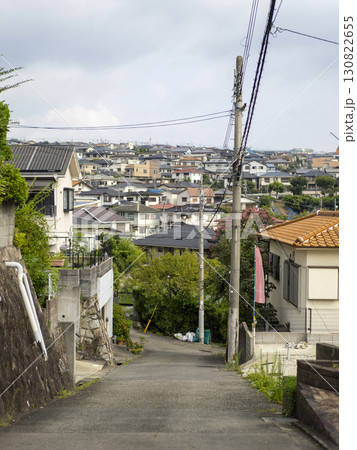 斜面に建ち並ぶ住宅地 斜面に建ち並ぶ住宅地 130822655