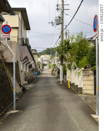斜面に建ち並ぶ住宅地 130822657