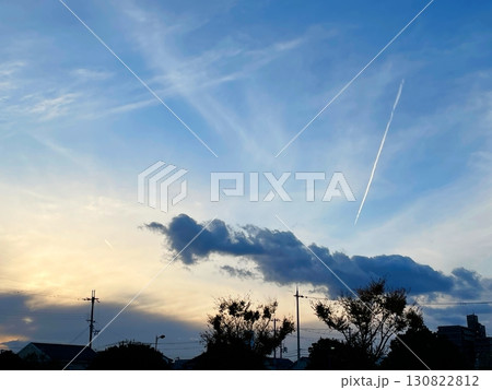 雲の塊とまっすぐな飛行機雲 130822812