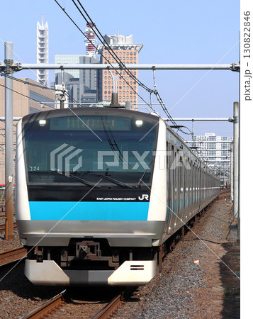 さいたま新都心バックを通過する京浜東北線E233系電車 130822846
