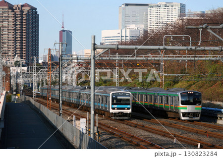都内を行く京浜東北線209系電車・東海道線E217系電車 都内を行く京浜東北線209系電車・東海道線E217系電車 130823284