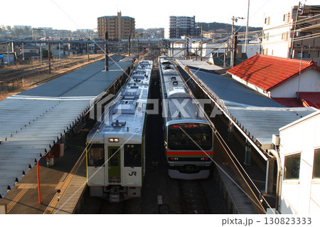 高麗川駅に停車中の八高線汽車キハ110系とE231系電車 高麗川駅に停車中の八高線汽車キハ110系とE231系電車 130823333