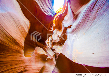 アメリカ・アリゾナ州のロウワー・アンテロープ・キャニオン 130823395