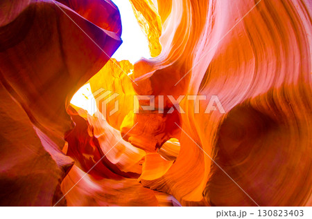 アメリカ・アリゾナ州のロウワー・アンテロープ・キャニオン アメリカ・アリゾナ州のロウワー・アンテロープ・キャニオン 130823403