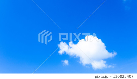白い雲と青空のシンプルな風景 130823407