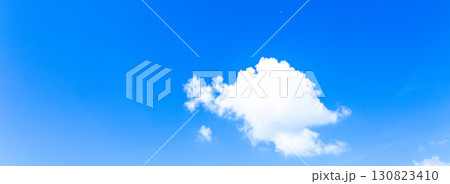 白い雲と青空のシンプルな風景 130823410